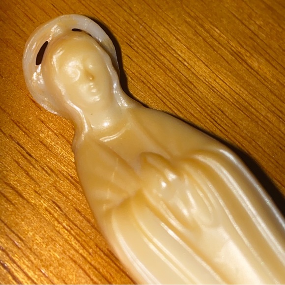Bircraft Plastic Praying Madonna Lucite Base Hand Carved Red Rose handcrafted - Picture 10 of 12